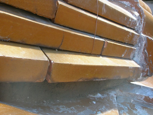 漆喰を撤去した隙間